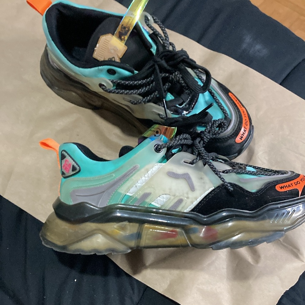 Used sneakers - Picture 2 of 6